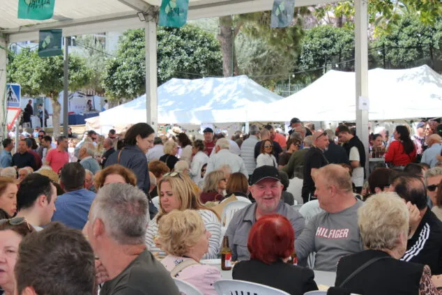 Imagen: Comensales en el Mitjafava Fest