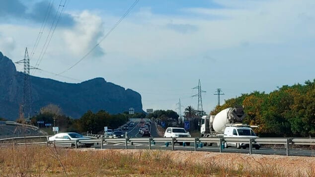 Imagen: Corte de tráfico y desvío por el accidente del camión hormigonera en Ondara
