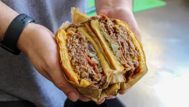 deliciosas hamburguesas en heterocromia