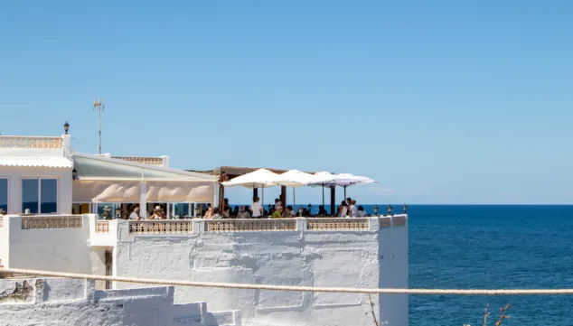 disfruta de una comida en el balcon del mediterraneo