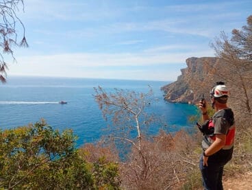 Efectivos de Benitatxell vigilando la zona donde estaba el funambulista
