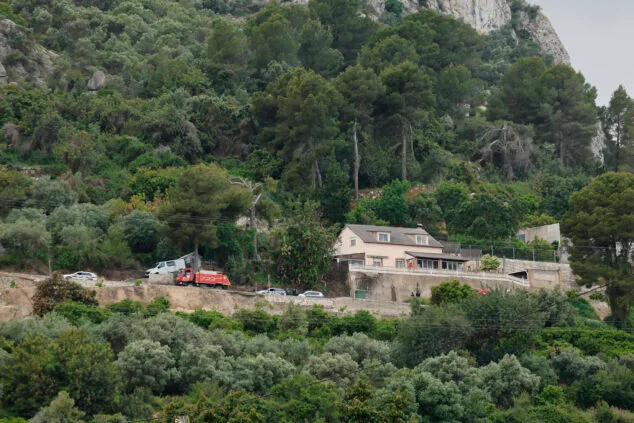 Un incendio en la zona forestal del Castell d'Ambra en Pego moviliza a múltiples efectivos 1 Imagen: Efectivos de extinción junto a la zona afectada de Ambra en Pego