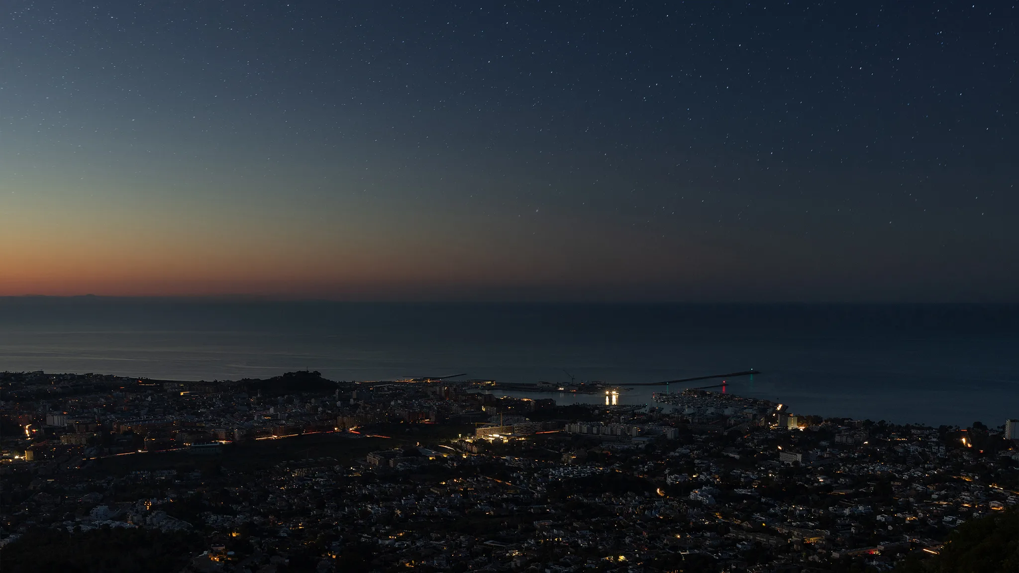el puerto de denia desde la cova de laigua en el montgo casi a oscuras fotografia de fran martinez