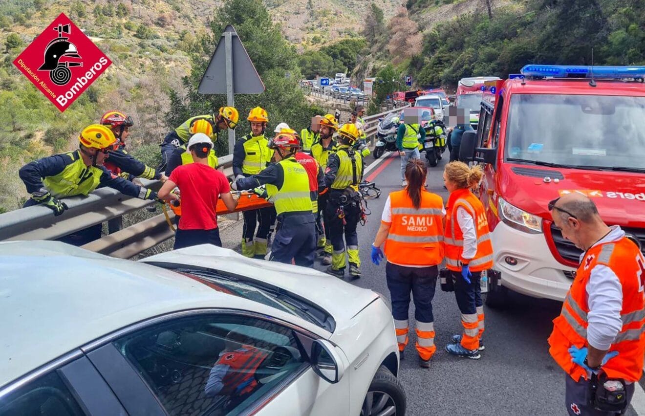 Equipos de emergencia asistiendo el accidente en Calp