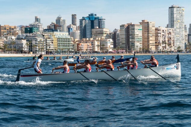 Imagen: Equipos de remo en una de las regatas