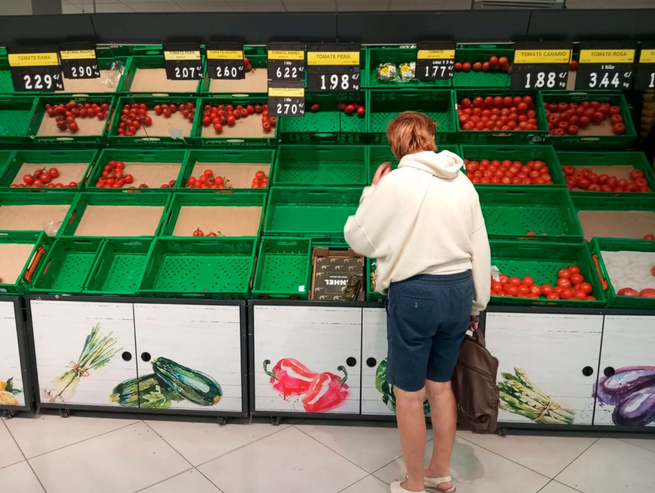 Estanterías de verdura en un supermercado de Dénia durante el apagón en España