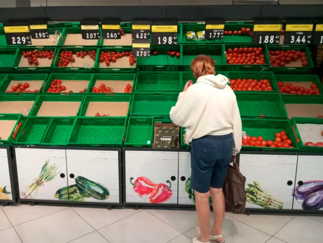 Imagen: Estanterías de verdura en un supermercado de Dénia durante el apagón en España
