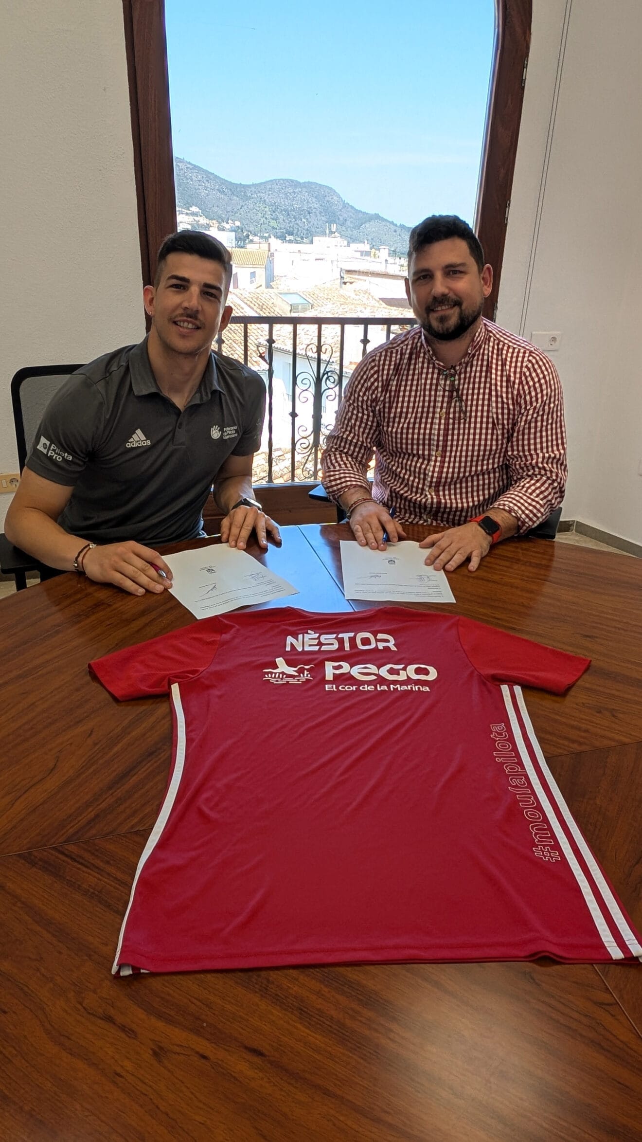 Firma del convenio de colaboración de Néstor Portes y Pego