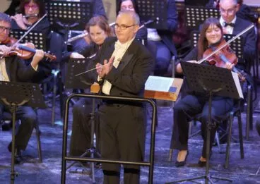 francesc estevez director de la orquesta de la marina alta en uno de sus conciertos