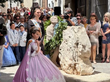 Gala Ortolà Ferrer y Martina Buigues Morales junto a la ofrenda del Dia del Riberer 2025 en Benissa