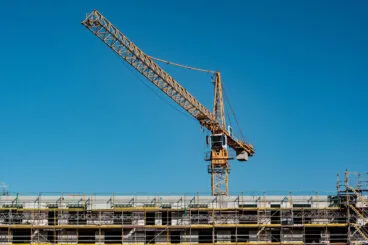 grua en la obra de un edificio archivo