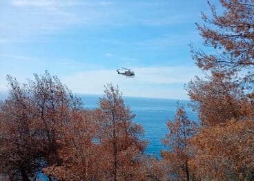 Helicóptero preparado para rescatar a la persona en Benitatxell