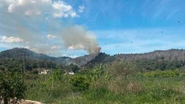 Humo visible del incendio declarado en la serra de Mostalla de Pego