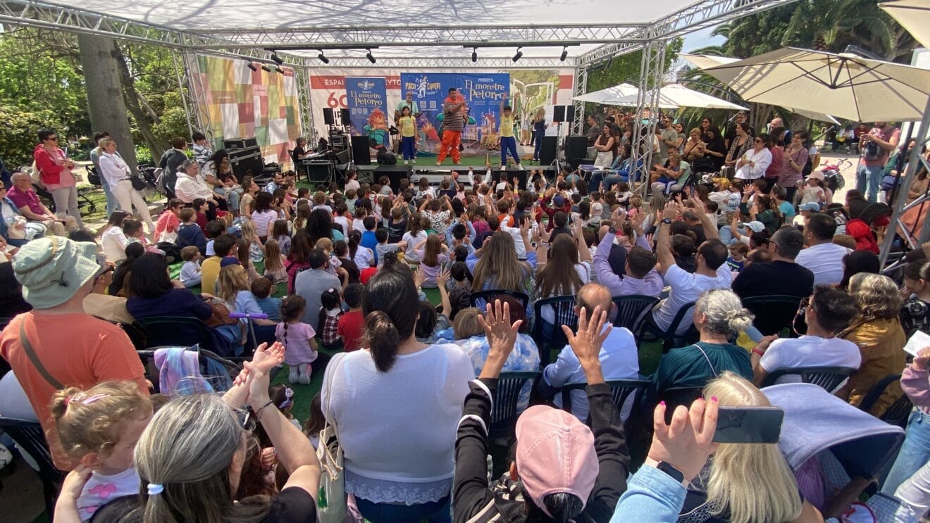 Multitud de público en el espectáculo de El Monstre Petorro en la Valencia