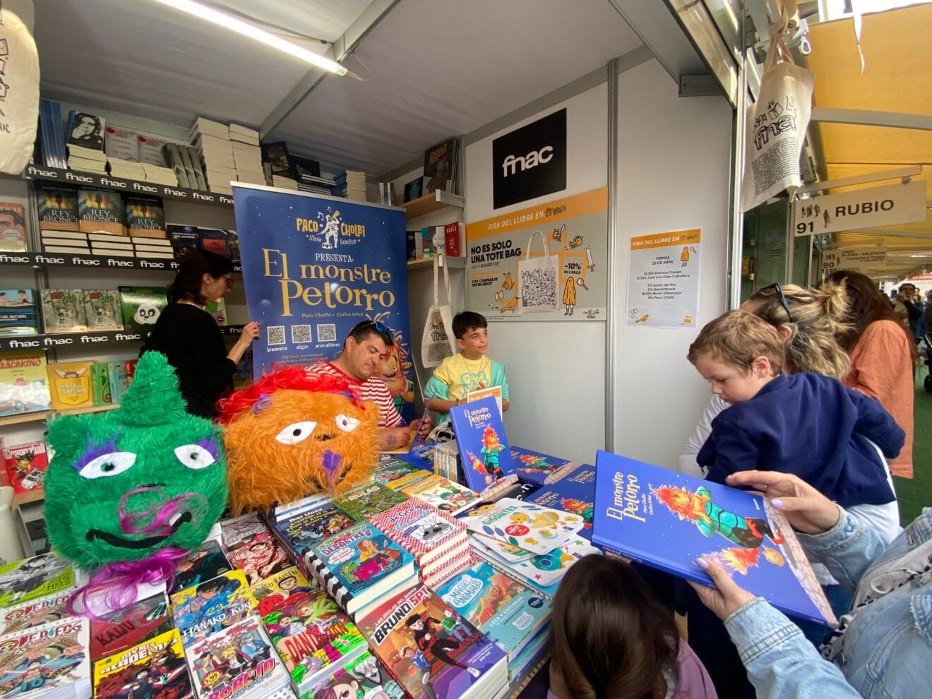 El Monstre Petorro en la firma de libros de la Feria del Libro de Valencia