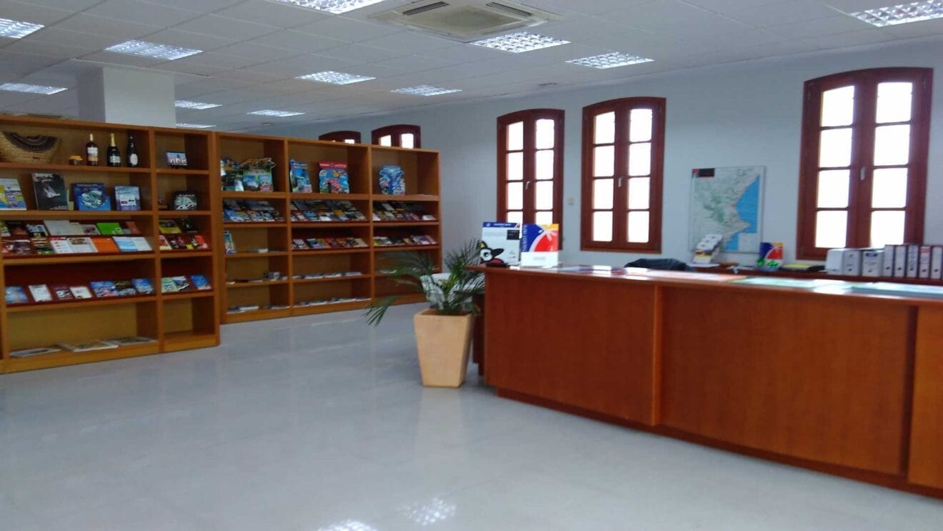 Interior de la Tourist Info de Gata de Gorgos