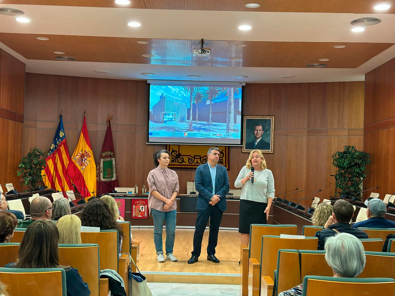 Los arquitectos María Mas y Juan Tent junto a la alcaldesa de Calp Ana Sala