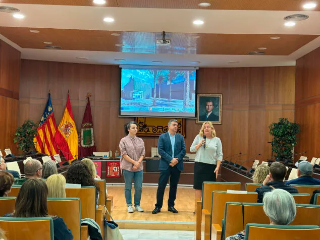 El Museu Fester de Calp pronto será un «hito arquitectónico» con las tradiciones más queridas de la localidad 2 Imagen: Los arquitectos María Mas y Juan Tent junto a la alcaldesa de Calp Ana Sala