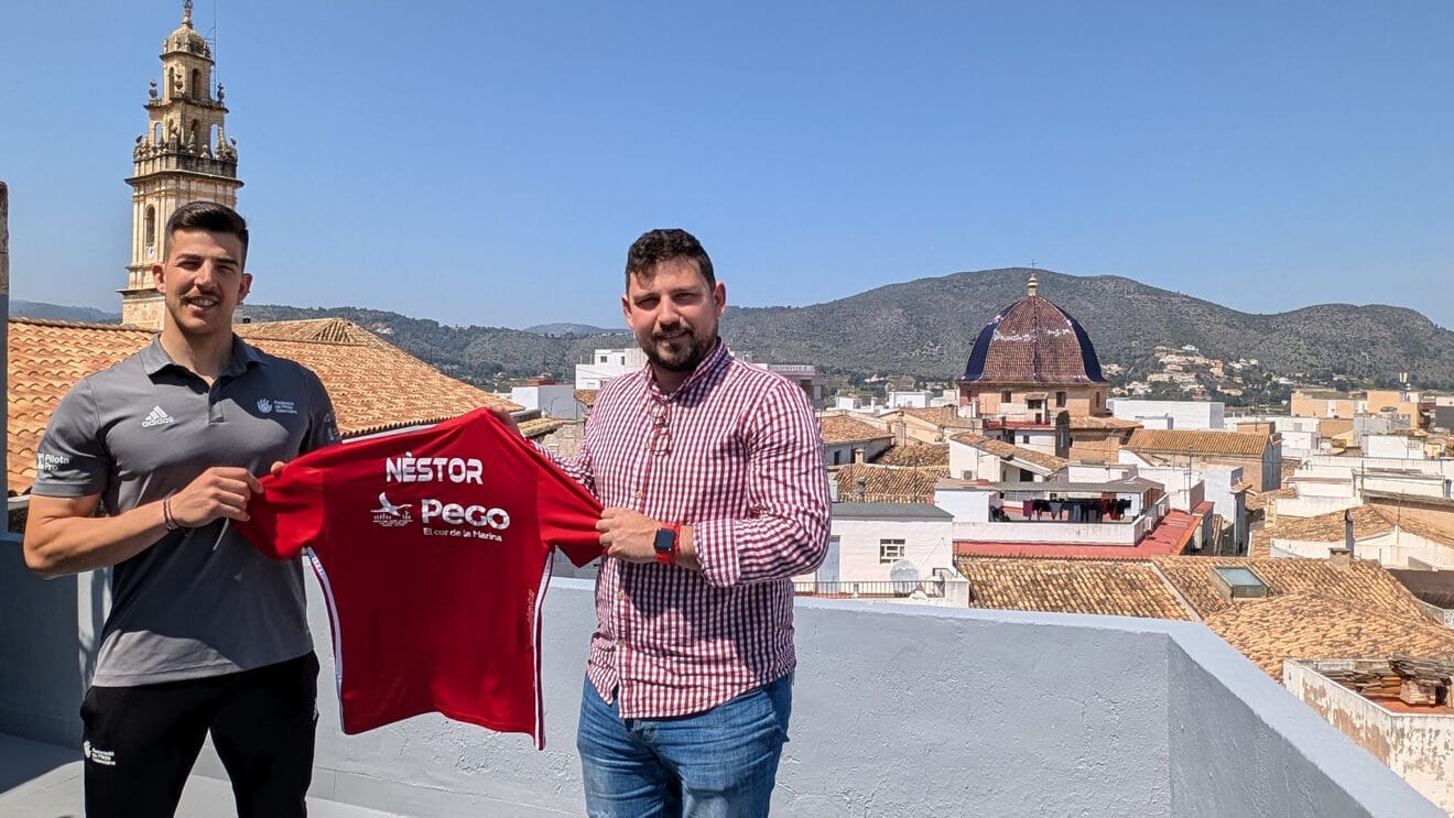 Néstor Portes, jugador de pilota valenciana de Pego, y Ricardo Sendra, concejal de Turismo de Pego