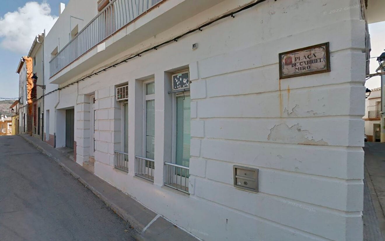 Plaça Gabriel Miró de Parcent y la Casa Gabriel Miró al fondo