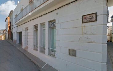 Plaça Gabriel Miró de Parcent y la Casa Gabriel Miró al fondo