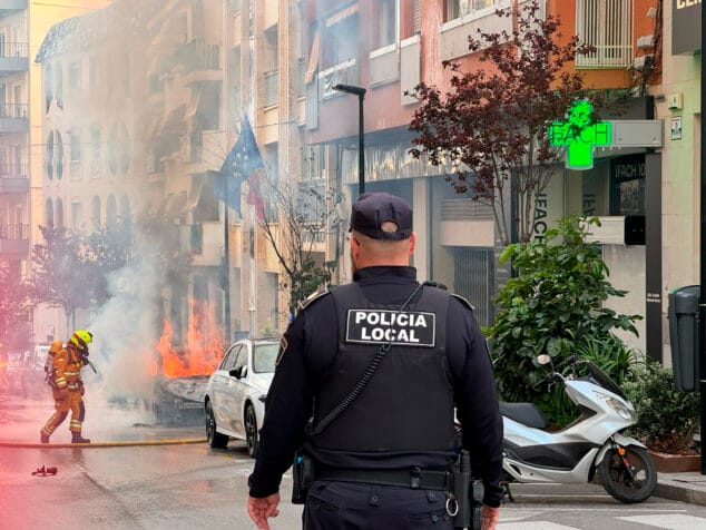 Un coche eléctrico municipal arde frente al Ayuntamiento de Calp 2 policia local de calp y bomberos atienden el incendio