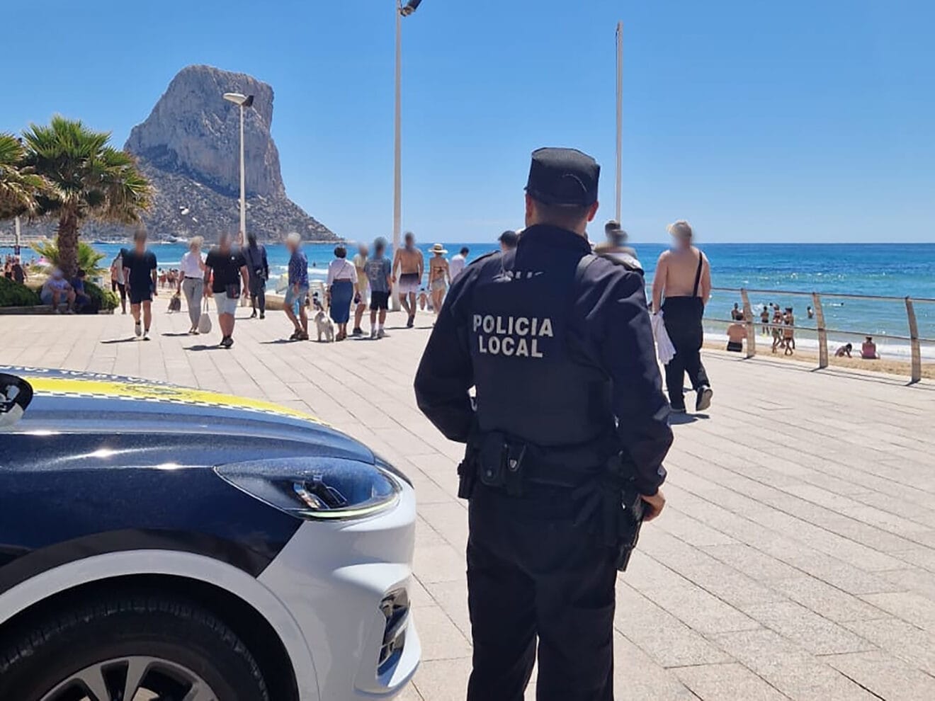Policía local en el paseo marítimo de Calp