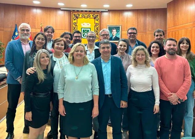 El Museu Fester de Calp pronto será un «hito arquitectónico» con las tradiciones más queridas de la localidad 5 Imagen: Representantes políticos de Calp y responsables del proyecto del Museu Fester