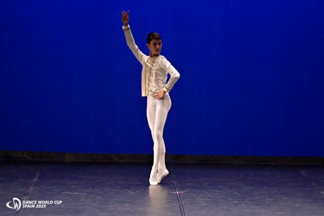 toni ferrando pego sobre el escenario de la dance world cup en burgos