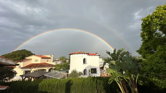 un arcoiris doble ilumina la lluviosa tarde en els poblets