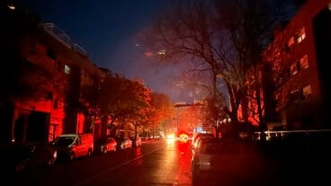 Una calle de Dénia a la luz de los coches