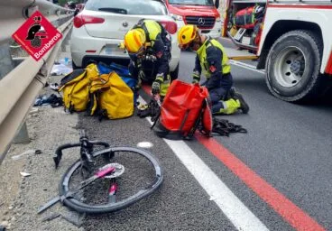 Una de las bicicletas totalmente destrozada en el accidente de Calp