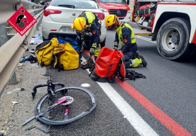 una de las bicicletas totalmente destrozada en el accidente de calp 2