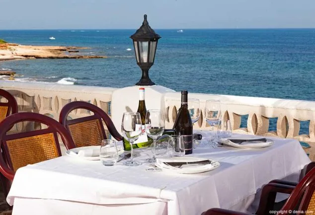 El restaurante de Dénia con sabor a mar y tradición 2 Imagen: Una mesa junto al horizonte