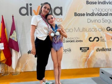 Zoe Noriega, del Club Gimnasia Calpe, y su entrenadora