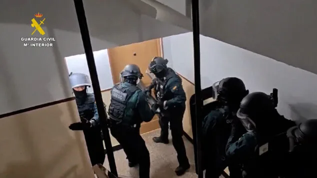 Cae un grupo criminal que robaba en casas de Alicante, como en Gata de Gorgos y Teulada, Albacete, Murcia y València 1 Imagen: Agentes interviniendo en el domicilio de los sospechosos por robo