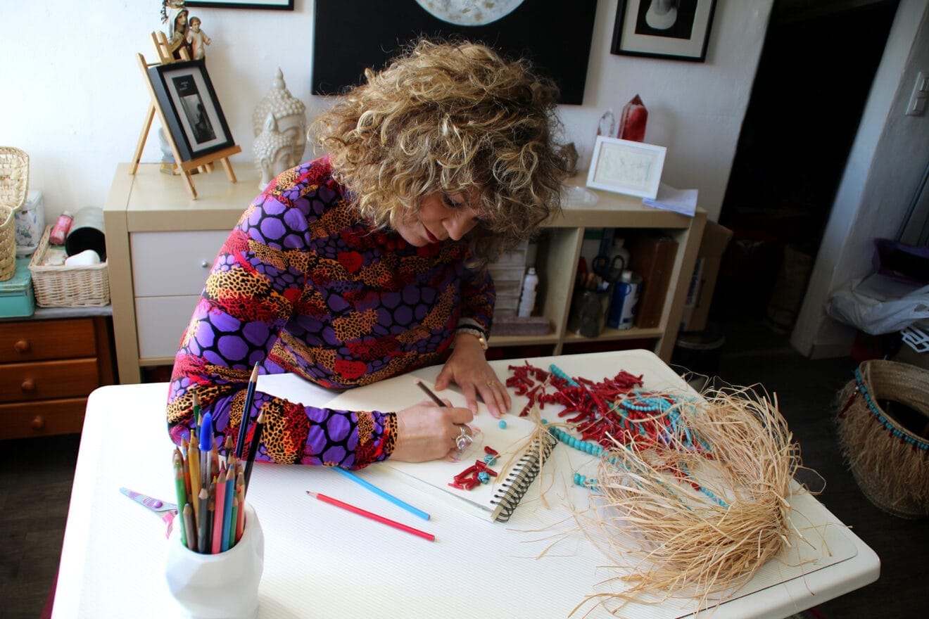 Alicia Sarrió bocetando sus diseños de bolsos