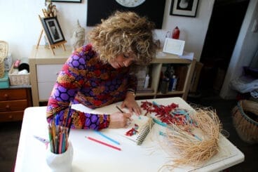 Alicia Sarrió bocetando sus diseños de bolsos