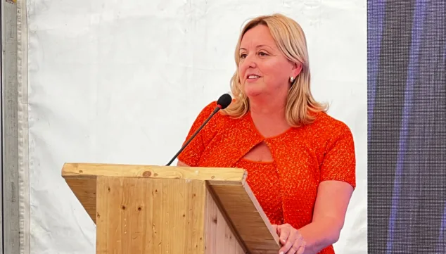 Imagen: Ana Sala, alcaldesa de Calp, durante el aniversario de HCB Hospitales