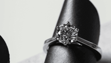 Anillo de compromiso lujoso y sostenible