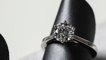 Anillo de compromiso lujoso y sostenible