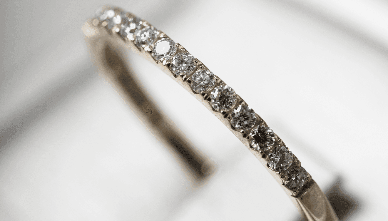 Anillo dorado con diamantes sostenibles de Montenegro