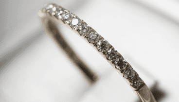 Anillo dorado con diamantes sostenibles de Montenegro