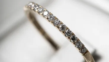 Anillo dorado con diamantes sostenibles de Montenegro