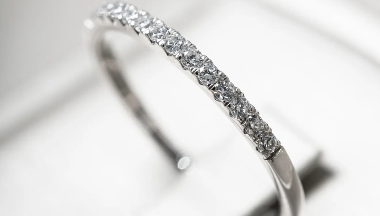 Anillo plateado con diamantes sostenibles de montenegro