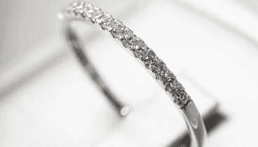 Anillo plateado con diamantes sostenibles de montenegro