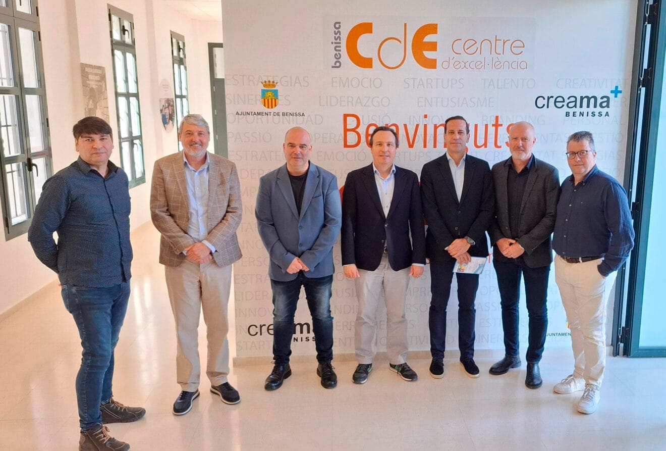 Arturo Poquet, alcalde de Benissa, junto a miembros de FEVEPAL y del polígono indstrial Pedreguer