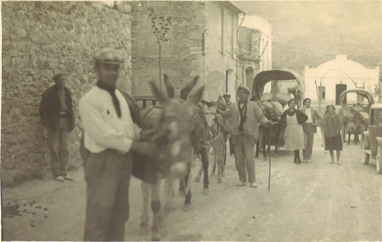 Avinguda Constitució de Parcent y sus vecinos y vecinas - Arxiu Municipal de Parcent