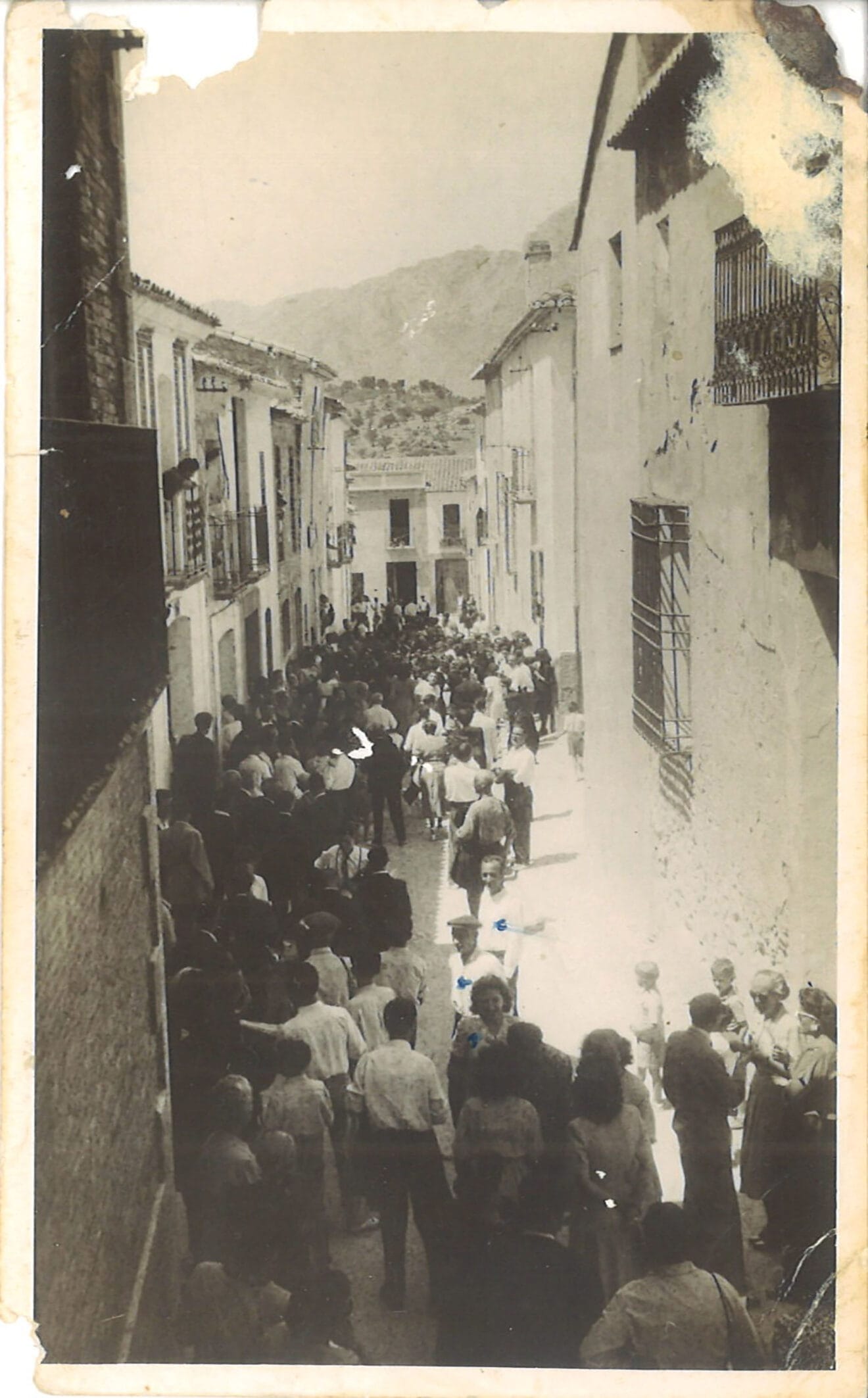 Carrer de Dalt de Parcent lleno de gente - Arxiu Municipal de Parcent