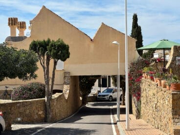 Casa construída al aire en los apartamentos Plexus de Bofill